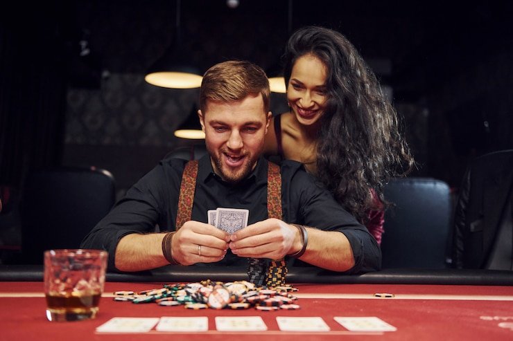 Pengguna menikmati taruhan live sports di perangkat mobile